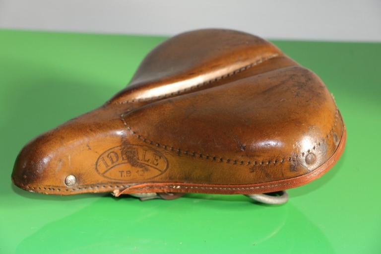 Selle Idéale produite dans les années 1960, vue de profil (Collection particulière).