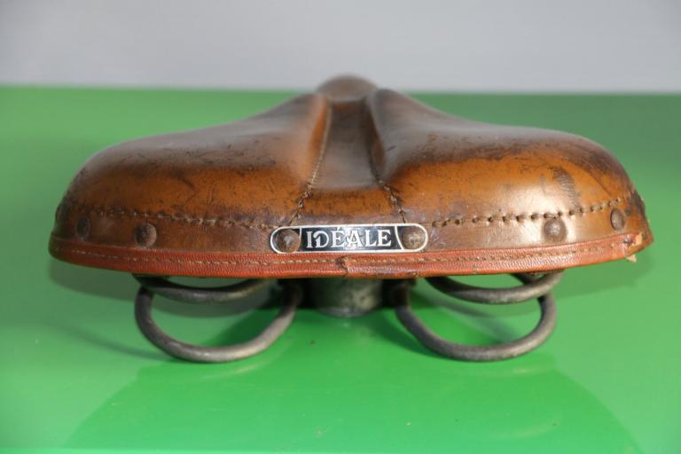 Selle Idéale produite dans les années 1960, vue de dos (Collection particulière).