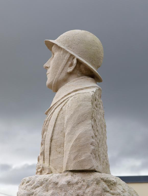 Vue d'ensemble du buste, profil droit