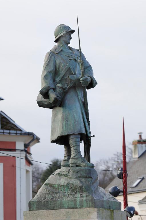 Soldat, vue d'ensemble, face principale, vue 3/4 gauche.