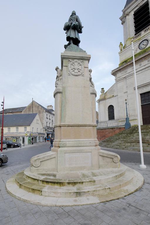 Vue d'ensemble du monument, face postérieure.