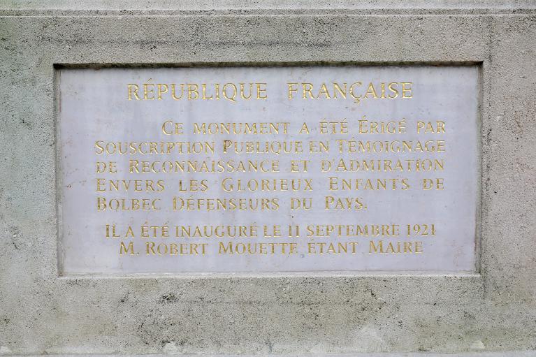 Texte relatif à la souscription et à l'inauguration, détail de la face postérieure du piédestal.