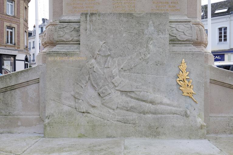 Soldat mourant, détail du bas-relief, face principale du piédestal.