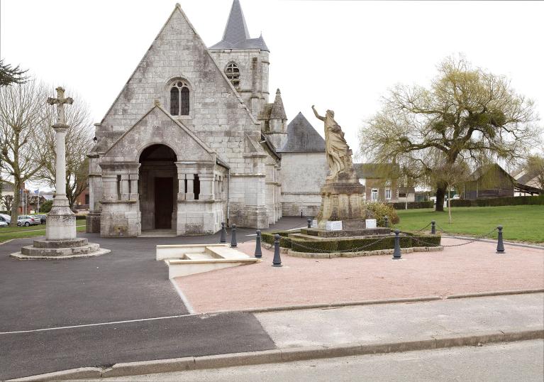 Vue d'ensemble de la place de l'église depuis l'ouest.