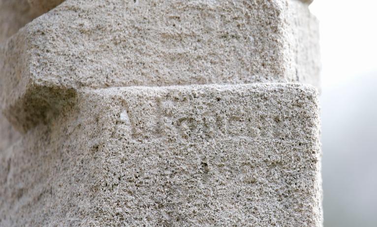 Signature du sculpteur, détail.