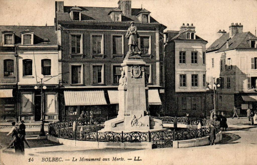14 BOLBEC. - Le Monument aux Morts.- Carte postale, LL éditeur [vers 1925]. (collection particulière). 