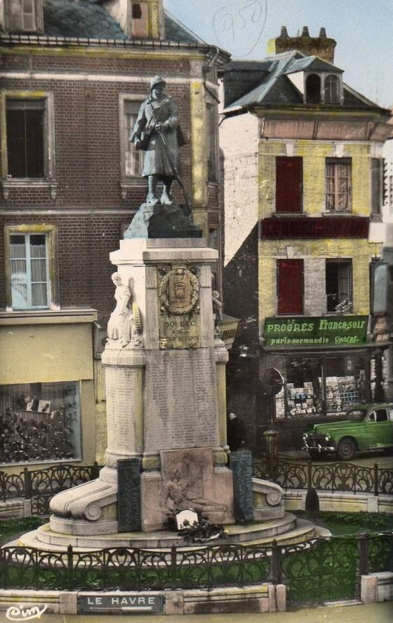 Vue d'ensemble du monument ; photographie attestant de la présence du casque à pointe après-guerre.- Carte postale colorisée, CIM éditeur [vers 1950]. (collection particulière).