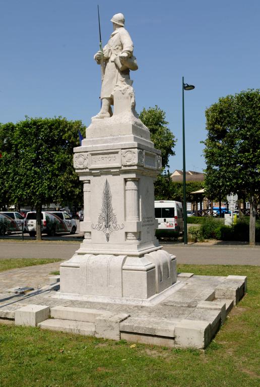 Vue d'ensemble du monument, face latérale droite.
