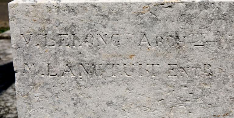 Noms de l'architecte et de l'entrepreneur, détail.