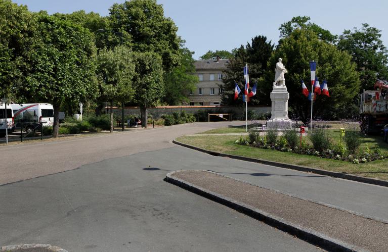 Vue d'ensemble de la place depuis le nord-ouest.