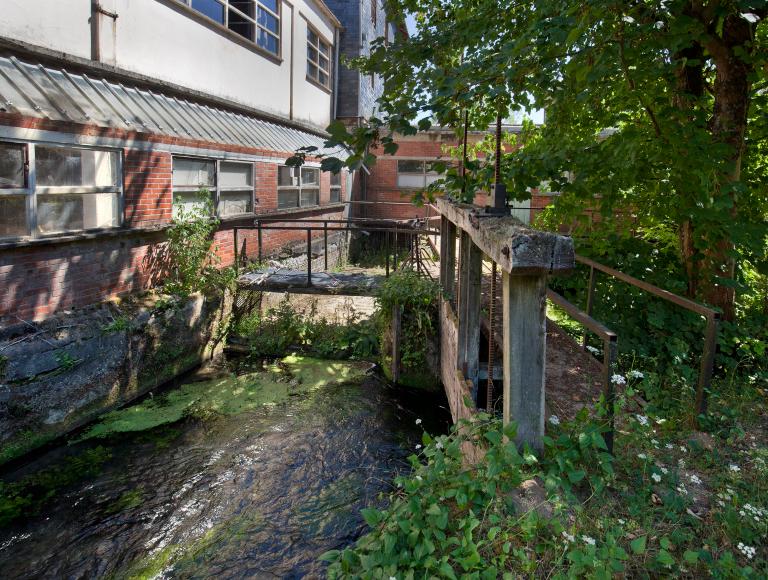 Vue du bief (canal d'alimentation) de l'usine et de la vanne de décharge, depuis le nord.