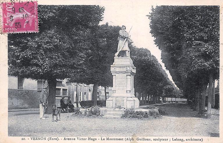 20. - VERNON (Eure). Avenue Victor Hugo - Le Monument (Alph Guilloux, sculpteur ; Lelong architecte).- Carte postale [vers 1925]. (Collection particulière).