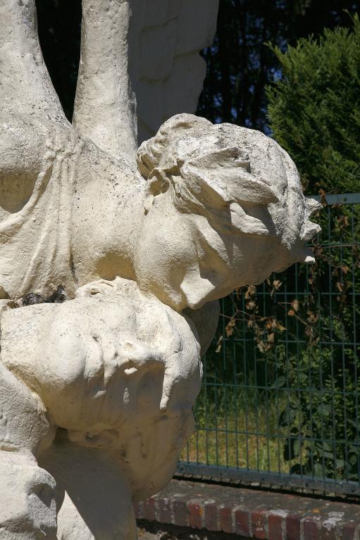 Groupe sculpté, détail des têtes.