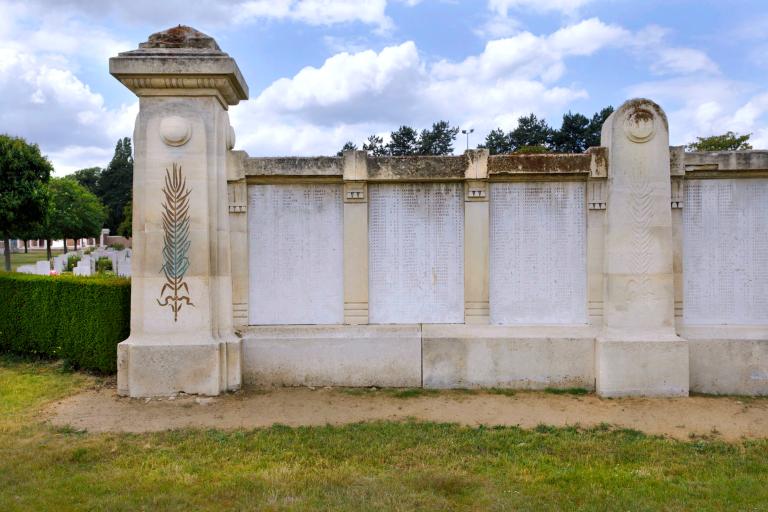 Mur-stèle, section ouest, détail.