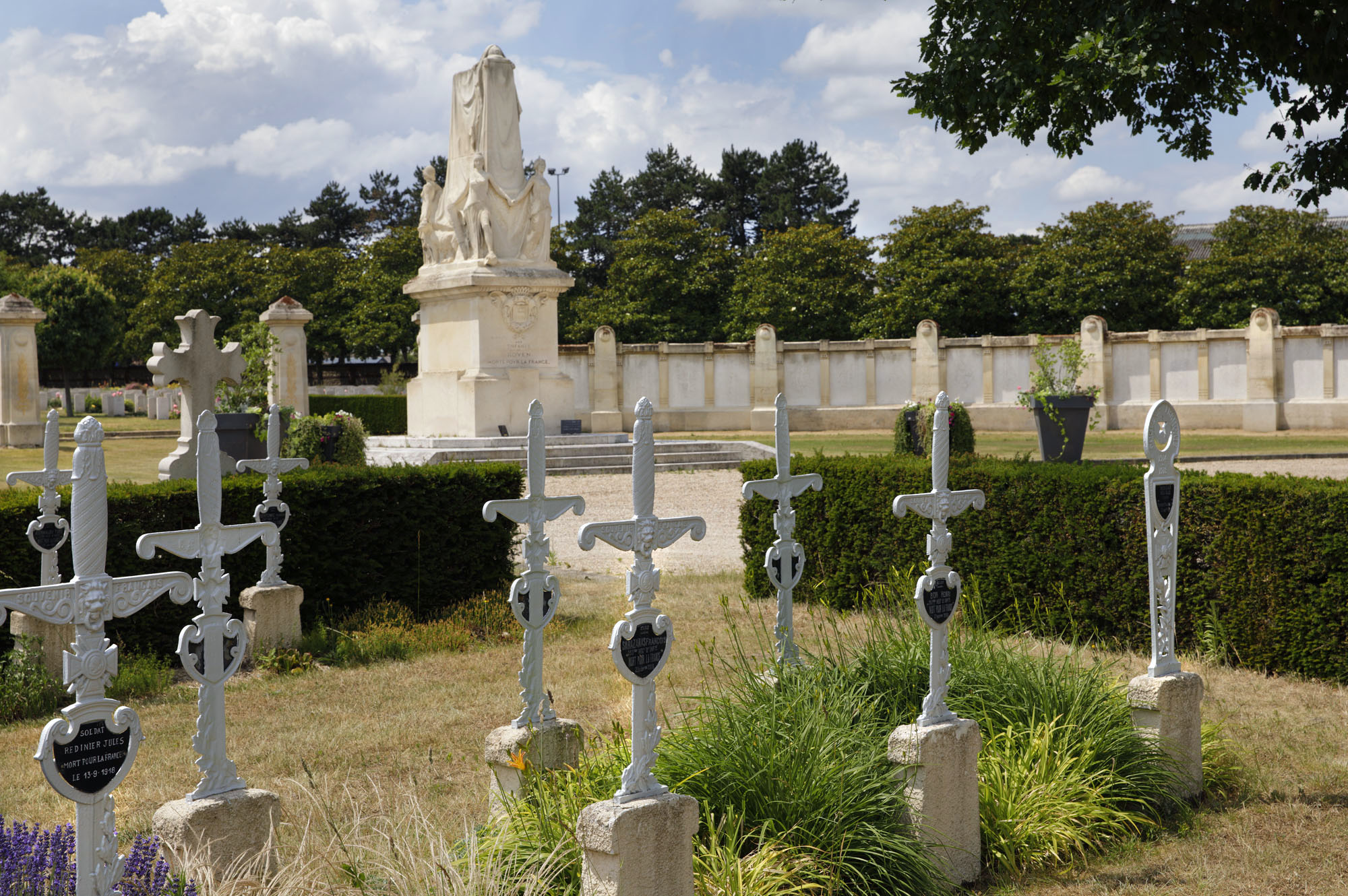 Carré français et monument aux morts, détail.