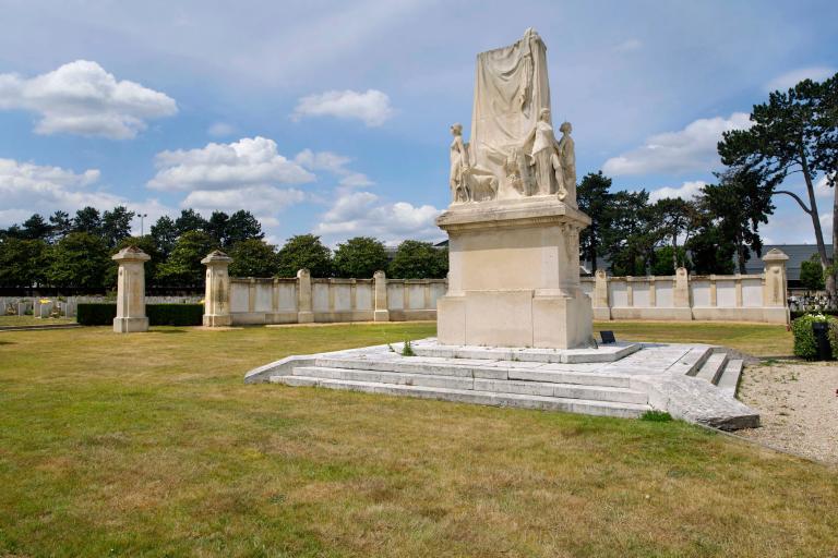 Vue d'ensemble du monument, face latérale sud.