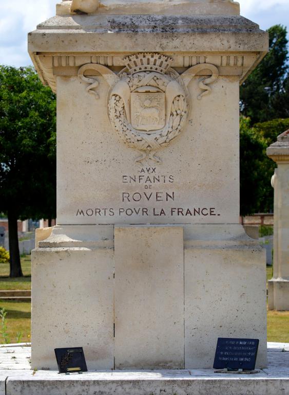 Monument aux morts de la guerre de 1914-1918 : Casque couronné