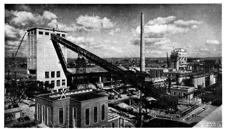 Vue générale du silo à charbon, des fours et gazomètres et de la cheminée.- Photographie, par B. Hauville, 1953 (Coll. part.).
