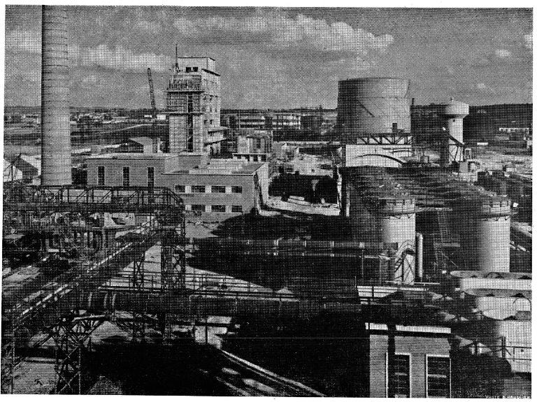 Vue générale de l'usine avec au premier plan les tours d'épuration à droite et les gazomètres à gauche.- Photographie, par B. Hauville, 1953 (Coll. part.).