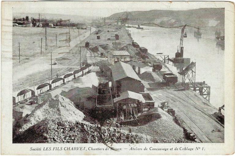 Société Les fils Charvet, chantiers de Rouen, ateliers de concassage et de criblage N°1.- Photographie, extraite de Cent ans de vente de charbon Les fils Charvet, 1932.(Coll. part.).