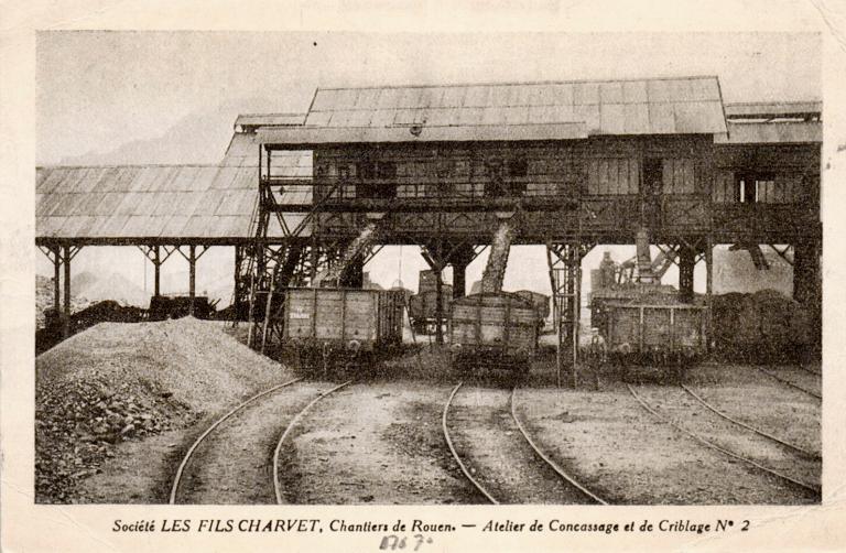 Société Les fils Charvet, chantiers de Rouen, ateliers de concassage et de criblage N°2.- Photographie, extraite de Cent ans de vente de charbon Les fils Charvet, 1932.(Coll. part.).