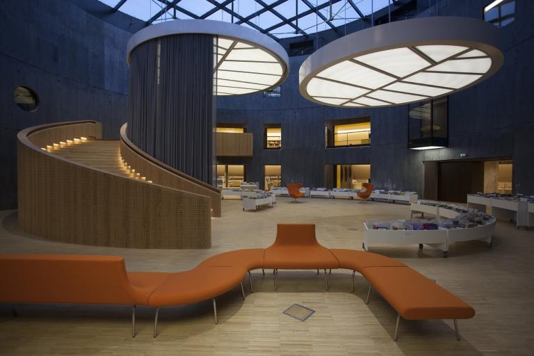 Bibliothèque. Escalier et atrium.- Photographie, par Philippe Bréard, 2015 (Lire au Havre)