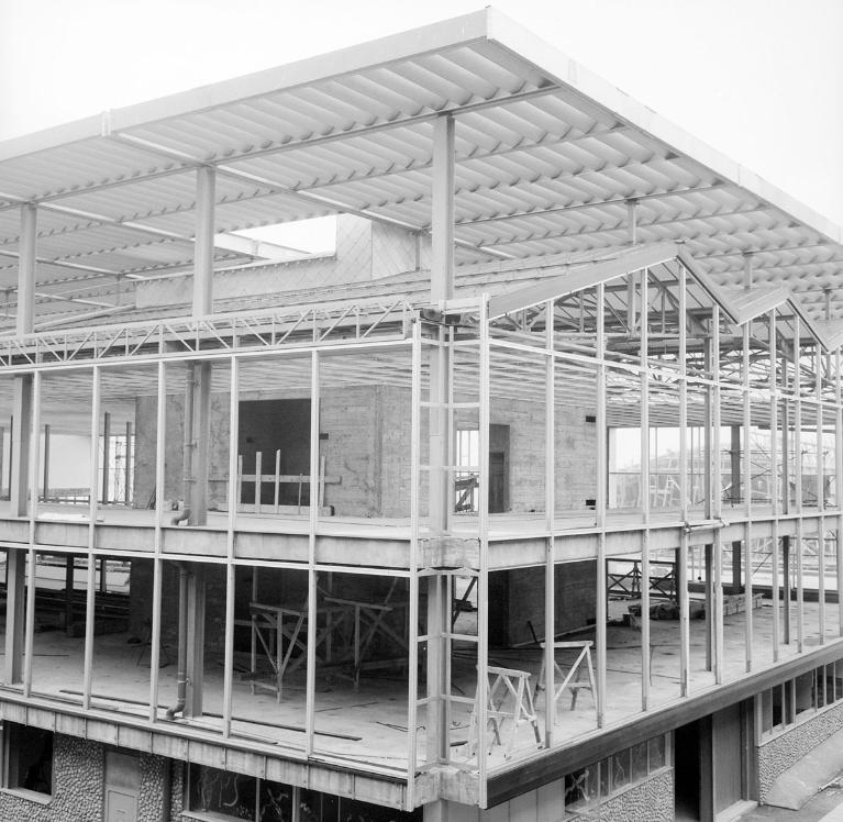 Construction du musée.- Photographie, par Pierre Joly, 1960 (Centre Pompidou, bibliothèque Kandisky. Fonds Joly-Cardot).