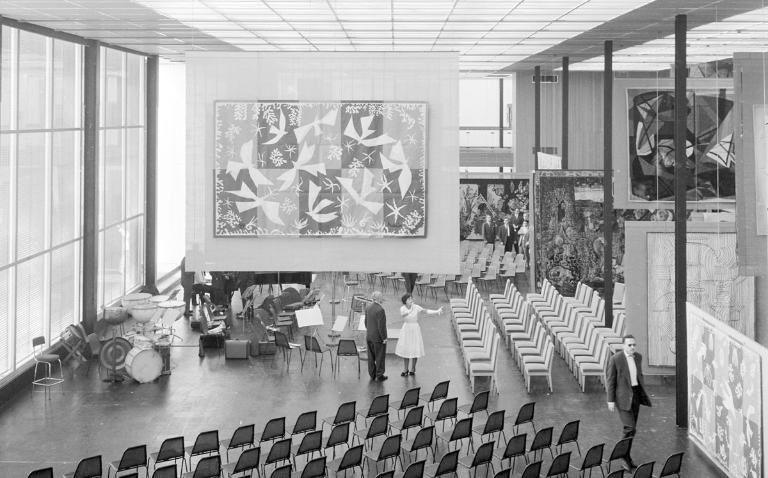 Grand hall, exposition inaugurale, concert.- Photographie, par Pierre Joly, 1961 (Centre Pompidou. Bibliothèque Kandinsky. Fonds Joly-Cardot).