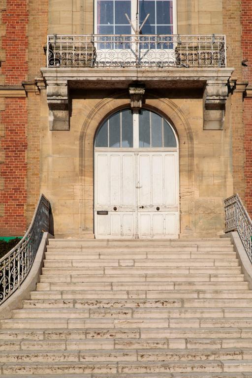 Détail du balcon et de la porte principale.