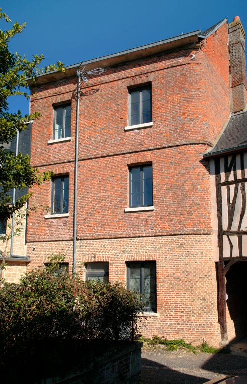 Façade arrière d'une maison du bourg, vue depuis l'arrière-cour.- 44, avenue du général De Gaulle. 