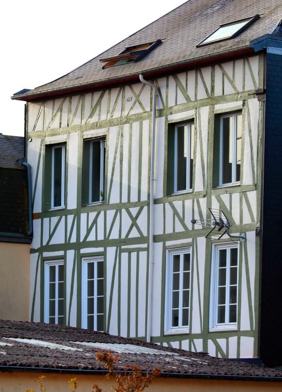 Façade arrière d'une maison du bourg.- 43, avenue du général De Gaulle. 