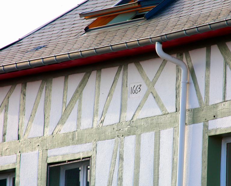 Façade arrière d'une maison du bourg, détail de la date 1663.- 43, avenue du général De Gaulle. 