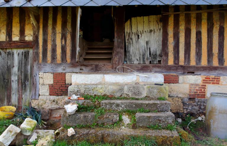 Pressoir, escalier d'accès au grenier.