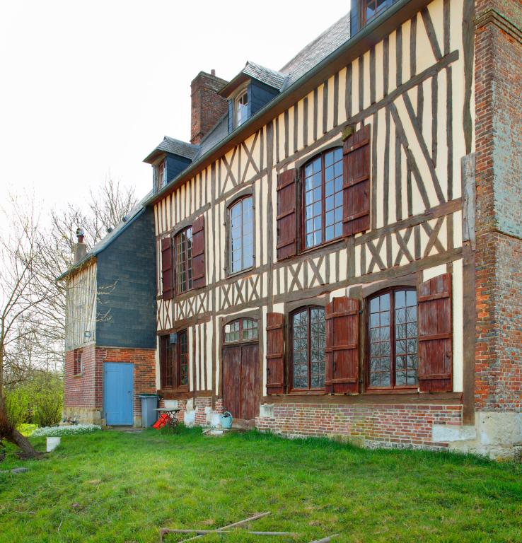 Logis, mur gouttereau sud.