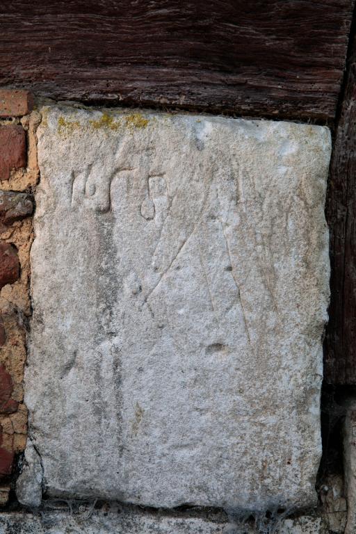 Pressoir. PIerre portant la date 1655 et trois compas entrelacés (?).