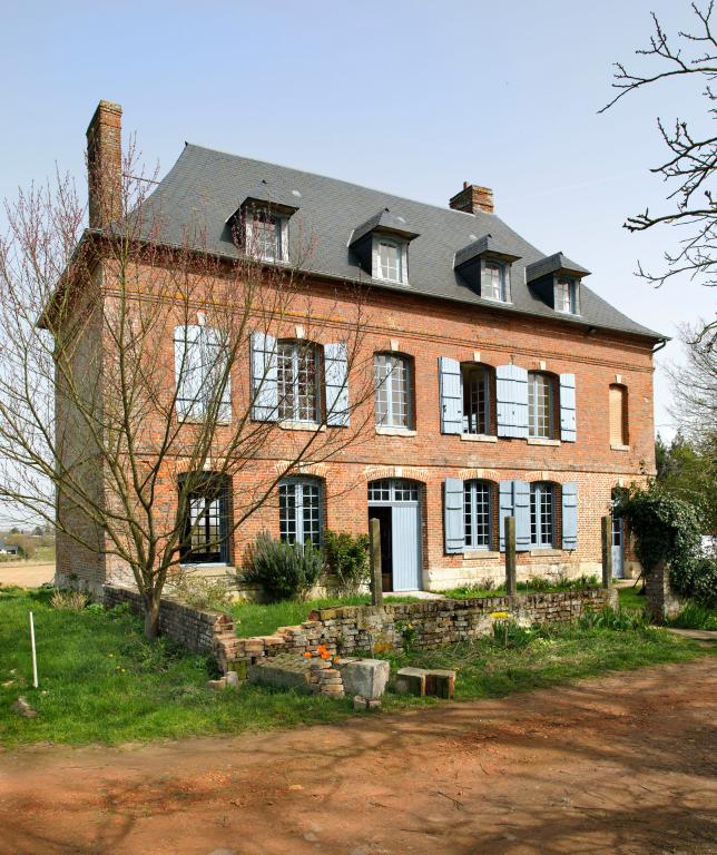 Logis, façade principale vue depuis le sud.