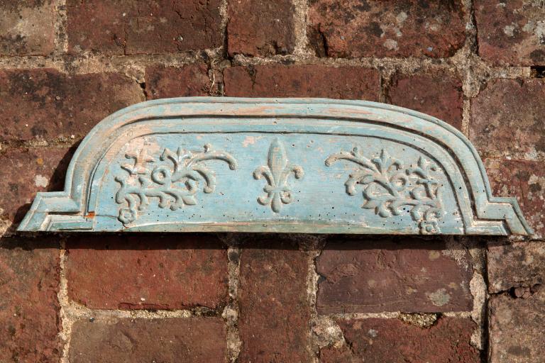 Logis, fragment d'un trumeau du 18e siècle provenant de la salle à manger.