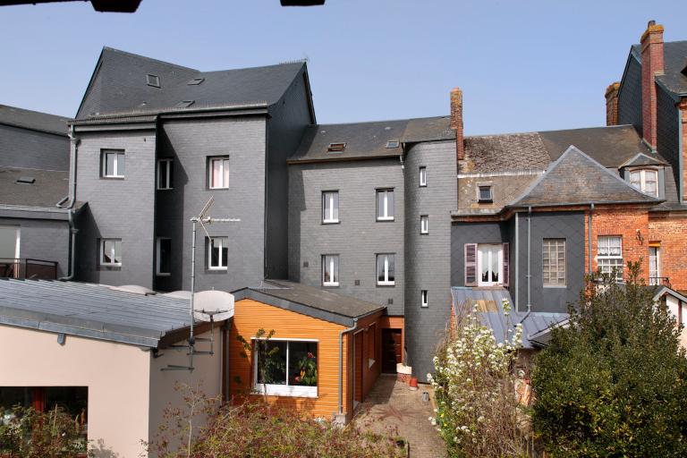 Vue d'ensemble sur les maisons du bourg, depuis une arrière-cour.