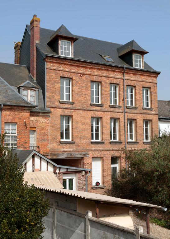 Façade arrière d'une maison du bourg (ancienne propriété Devé).- Avenue du général De Gaulle. 