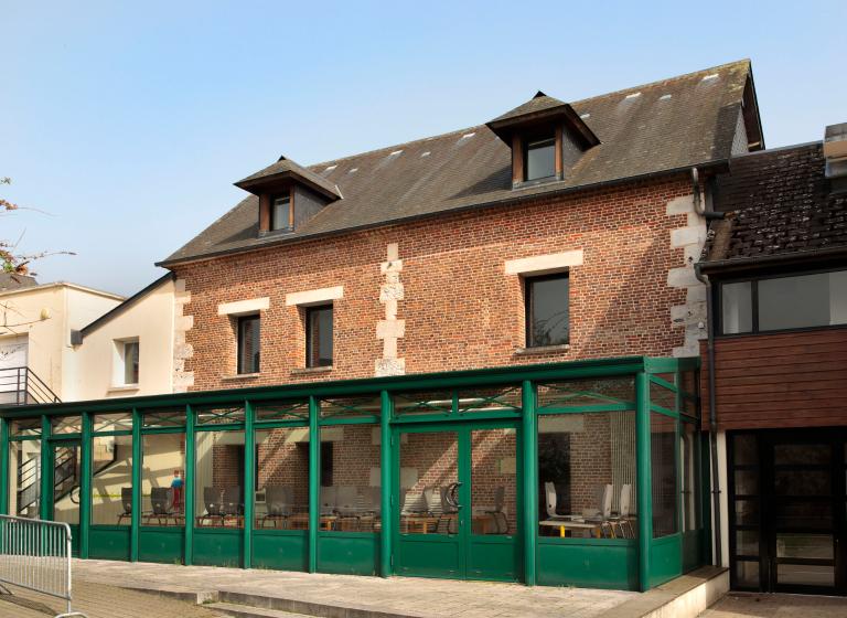 Ancien bâtiment agricole en arrière-cour.- 22, avenue du général De Gaulle. 