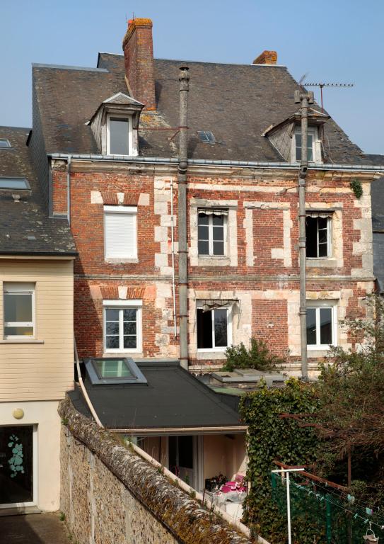 Maison familiale et rurale, façade arrière.- 22, avenue du général De Gaulle. 