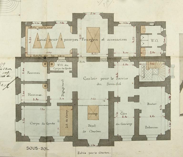 Projet d'hôtel de ville, plan du sous-sol.- Plan, coupe, élévation, par F. Dauphiné architecte, encre et aquarelle sur carton, 23 juin 1879. (AD Eure, 5O6 / 608).