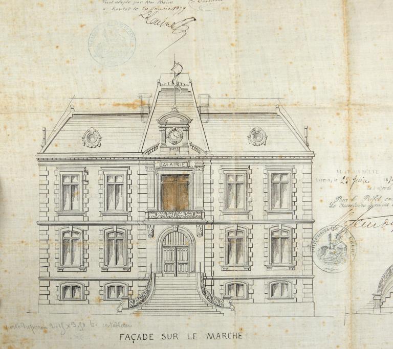 Projet d'hôtel de ville, élévation de la façade sur le marché [projet définitif présentant le nouveau volume des toitures et le placement des cheminées].- Plan, coupe, élévation, par F. Dauphiné architecte, encre et aquarelle sur carton, 23 juin 1879. (AD Eure, 5O6 / 608).