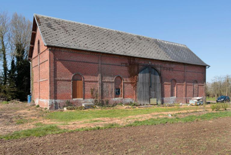 Grange, angle sud-est. 