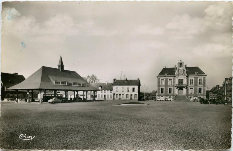 La place du Général Leclerc.- Carte postale, [vers 1955], Cim éditeur. (Collection mairie de Routot).