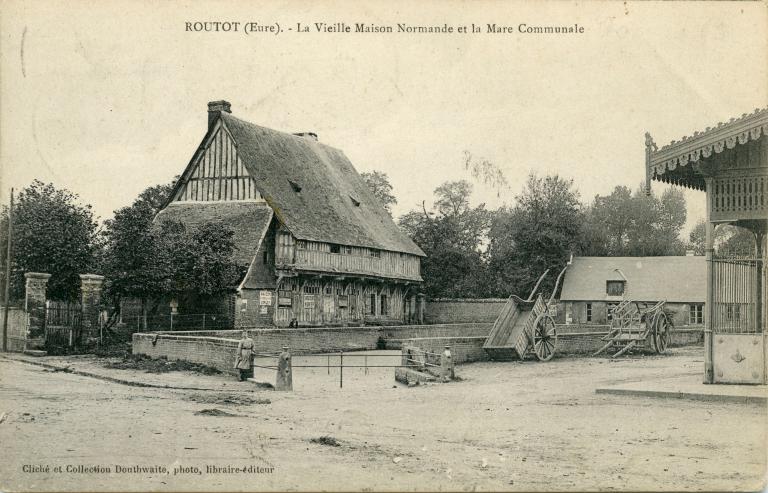 ROUTOT (Eure). - La Vieille Maison Normande et la Mare Communale.- Carte postale, [vers 1900], cliché et collection Douthwaite, photo, libraire-éditeur. (collection mairie de Routot). ; ROUTOT (Eure). - La Vieille Maison Normande et la Mare Communale [la mare communale réduite et aménagée, après la construction de la halle aux grains].- Carte postale [vers 1900], cliché et collection Douthwaite, photo, libraire-éditeur. (AD Eure, 8 FI, Routot).