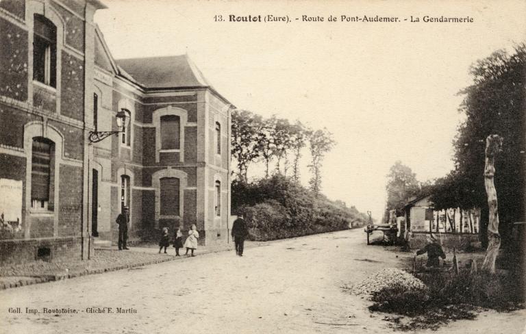 13. Routot (Eure). - Route de Pont-Audemer. - La Gendarmerie.- Carte postale [vers 1900], cliché E. Martin, collection Imprimerie Routotoise. (Collection mairie de Routot).