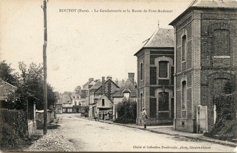 ROUTOT (Eure). La Gendarmerie et la Route de Pont-Audemer.- Carte postale [vers 1900], cliché Douthwaite photo, libraire-éditeur. (Collection mairie de Routot).