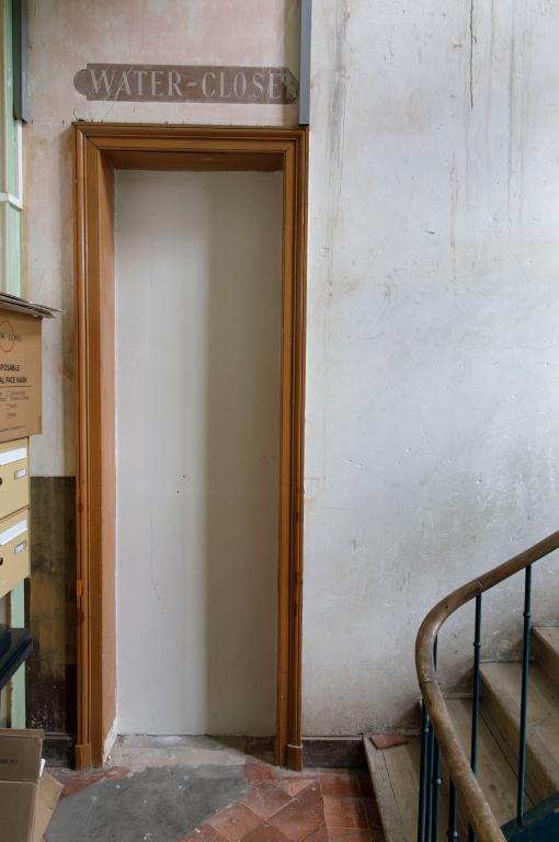 Porte des toilettes du rez-de-chaussée.
