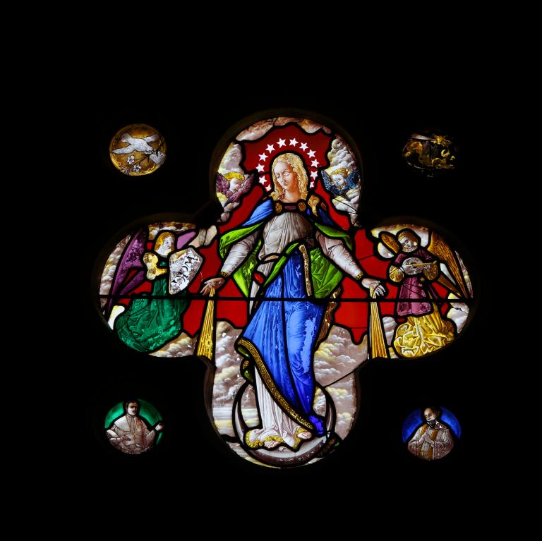 Baie 11 : Immaculée Conception, détail du tympan.